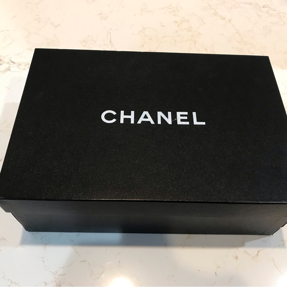 CHANEL Two-Tone Black and White Heels - Picture 9 of 12